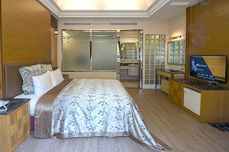 1.精緻商務客房萊茵精心規劃浪漫典雅的精緻房型，多種不同風格裝潢，每個角落都能感受到我們的用心。