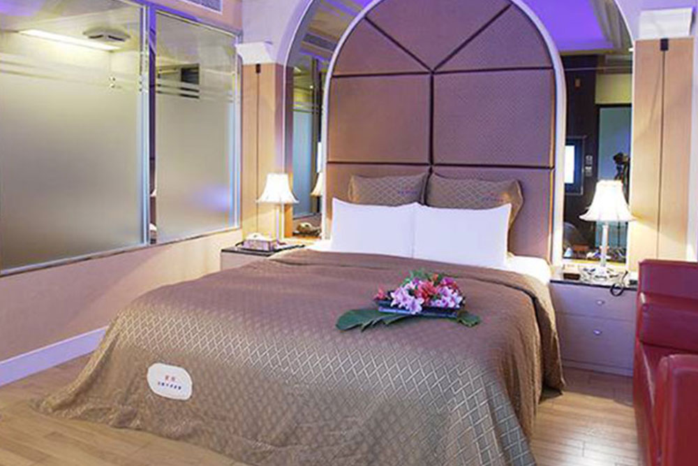 4.特級客房配備及設施非常精緻又舒適。房內皆有高速寬頻無線網路及42吋超大高畫質電視。預訂特級套房，還享有早餐自助Buffet吃到飽，我們希望能提供給賓客最好的服務，讓您能有個美好的居住環境。