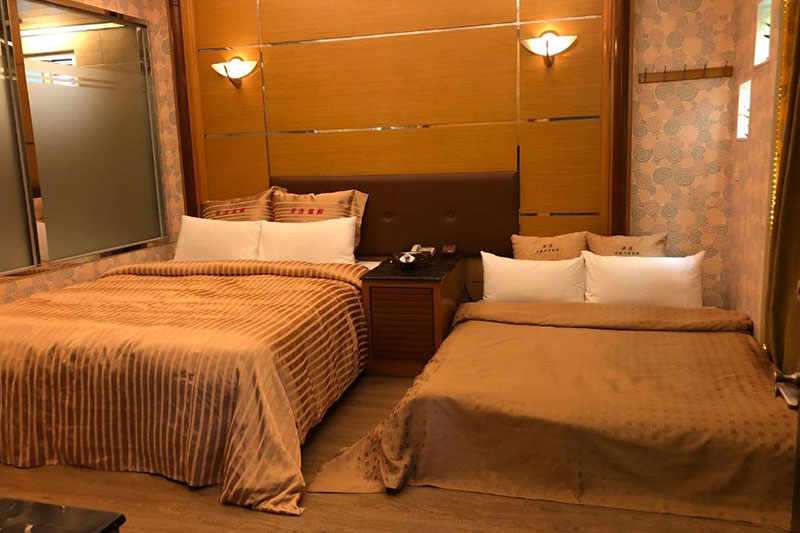 3.精緻家庭客房主床6x7 king size加上附床5x6 queen size 沙發床，溫馨經濟實惠 配有雙人SPA按摩浴缸、浴室20吋液晶電視、客房42吋液晶高畫質電視，高速寬頻網路，適合小家庭的經濟選擇。