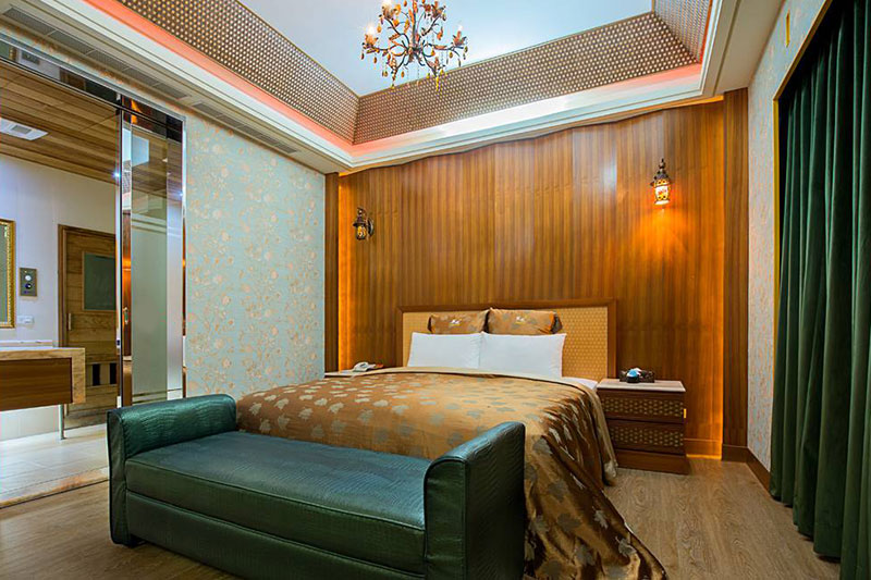 7.浪漫套房重低音喇叭,炫光舞台燈效,浪漫系列套房─熱帶花園，以淡雅浪漫的紫羅蘭花藤為視覺主體，蜿蜒纏繞的花藤彷彿愛侶的濃情繾綣，迅速為愛情加溫。充滿粉紅泡泡氛圍的情侶浪漫房型，是您夢幻的首選。