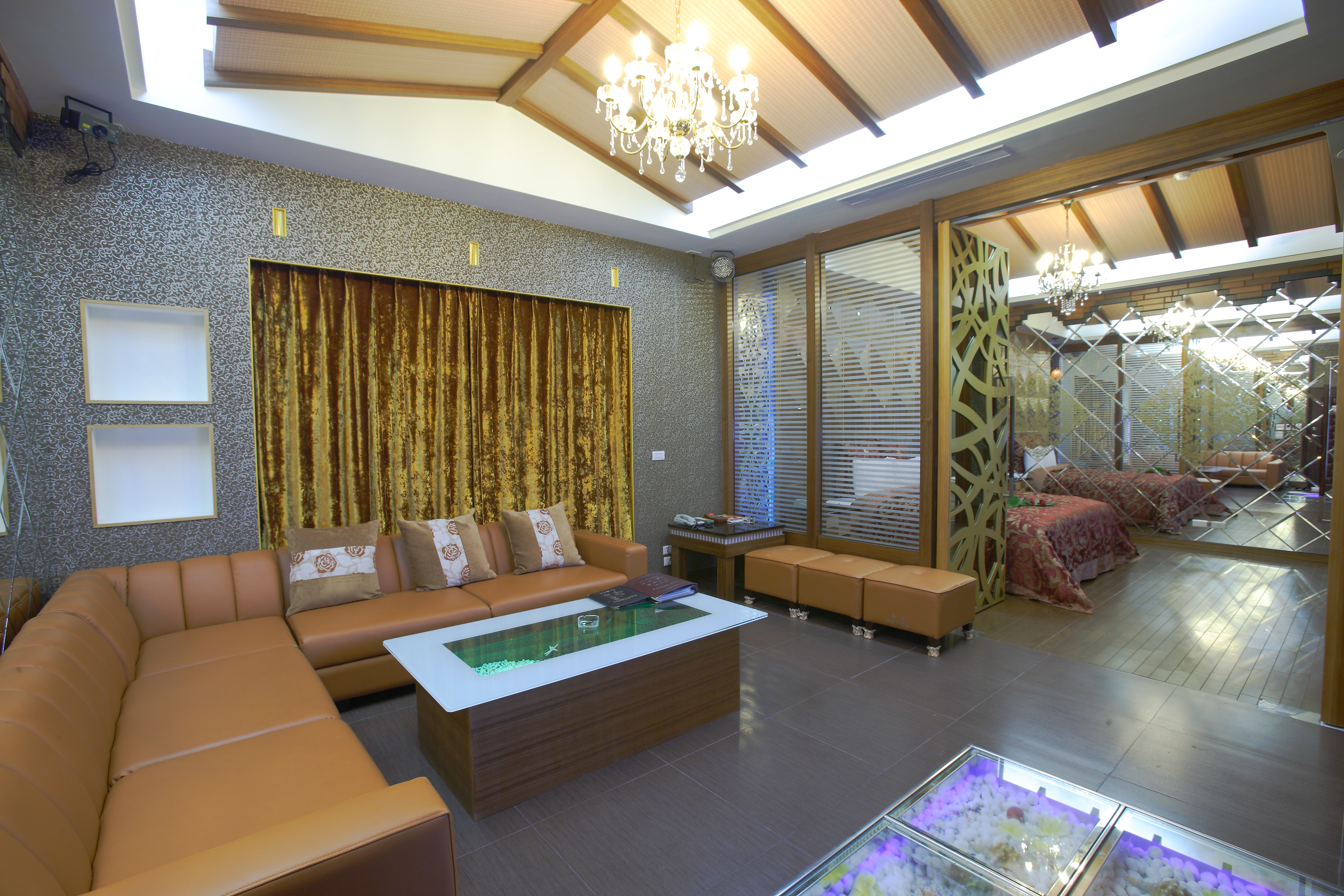 8.頂級尊榮套房大坪數豪華設計空間配備、檜木三溫暖烤箱、天然香杉木蒸氣浴，極致尊榮設 備任您暢享快意時光。